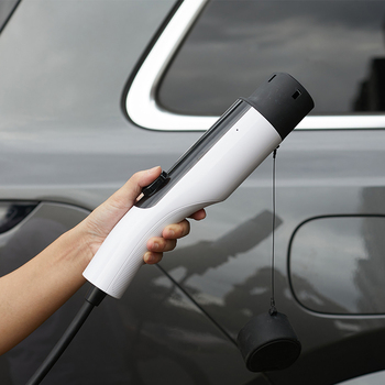 7 kW 32 A portable electric vehicle charger